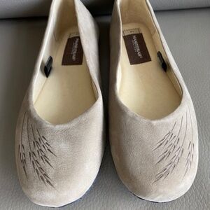 Manitobah Mukluks 'New Earth' L 6 ballerina flats sand taupe Nubuck leather NEW